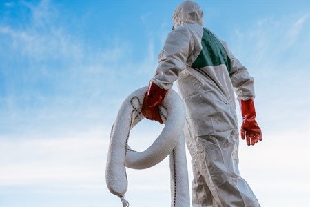 Skydda vattenmiljön – så fungerar länsor och absorberingsgranulat